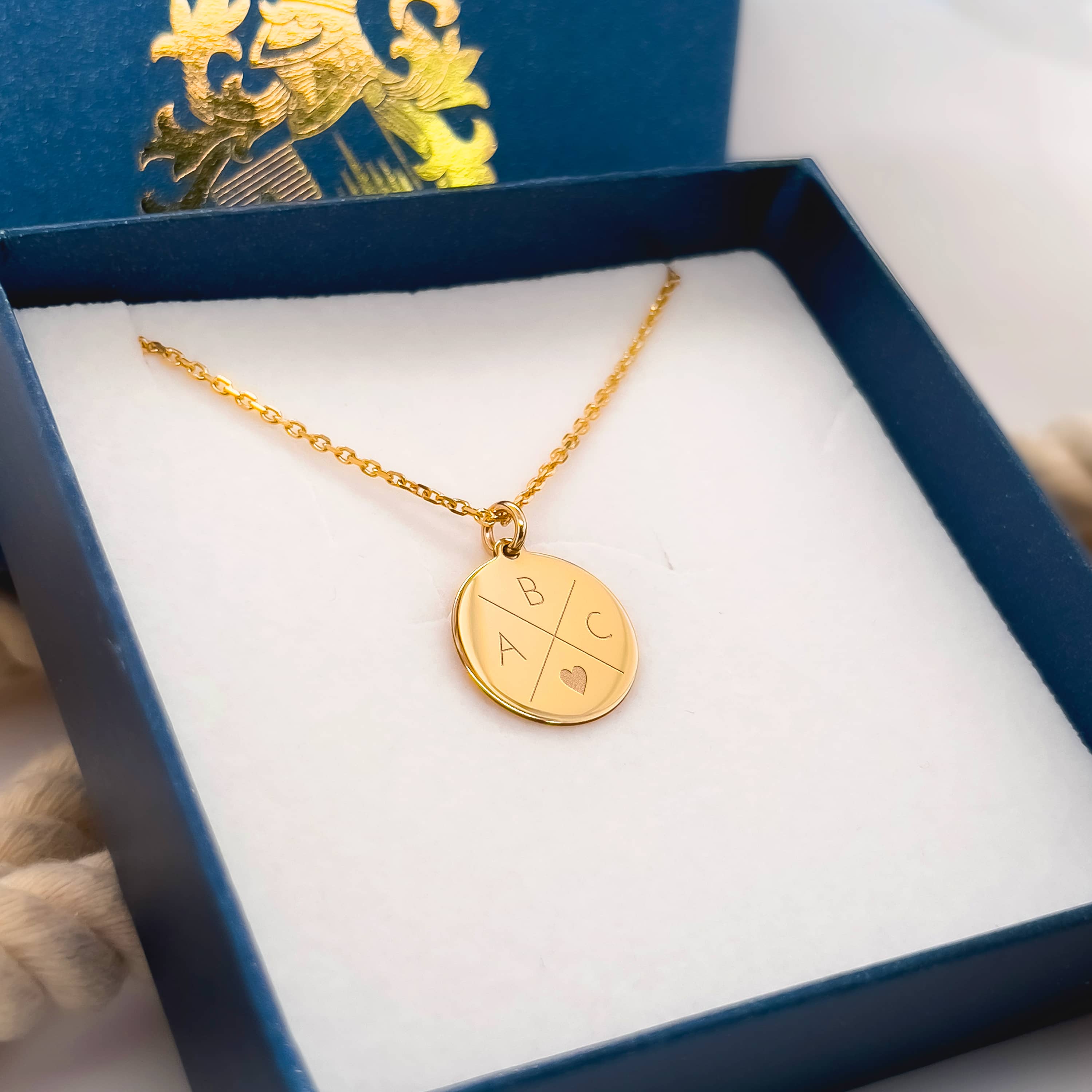 Avrora Eleganse – Anheng med Hjerte og Tre Initialer