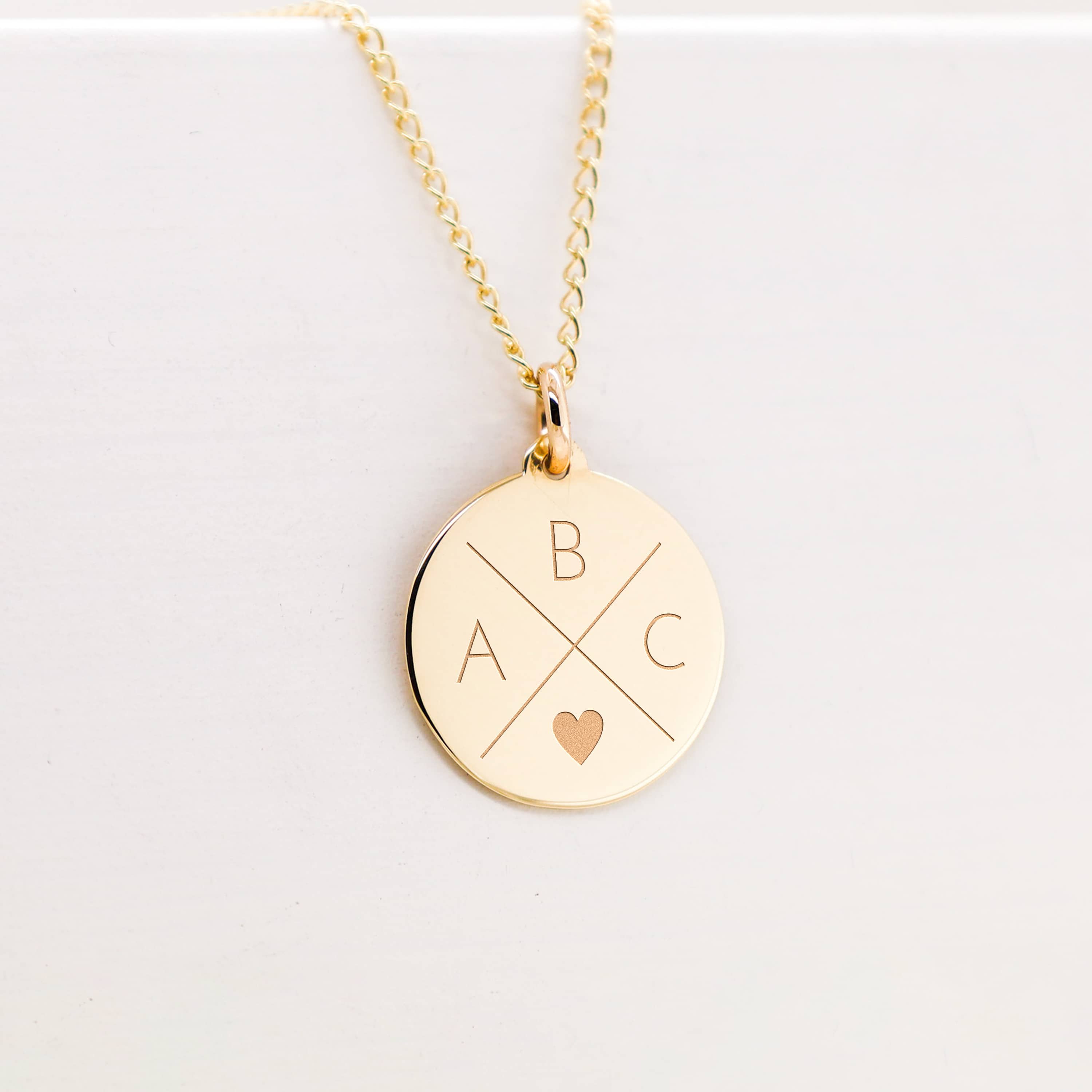 Avrora Eleganse – Anheng med Hjerte og Tre Initialer