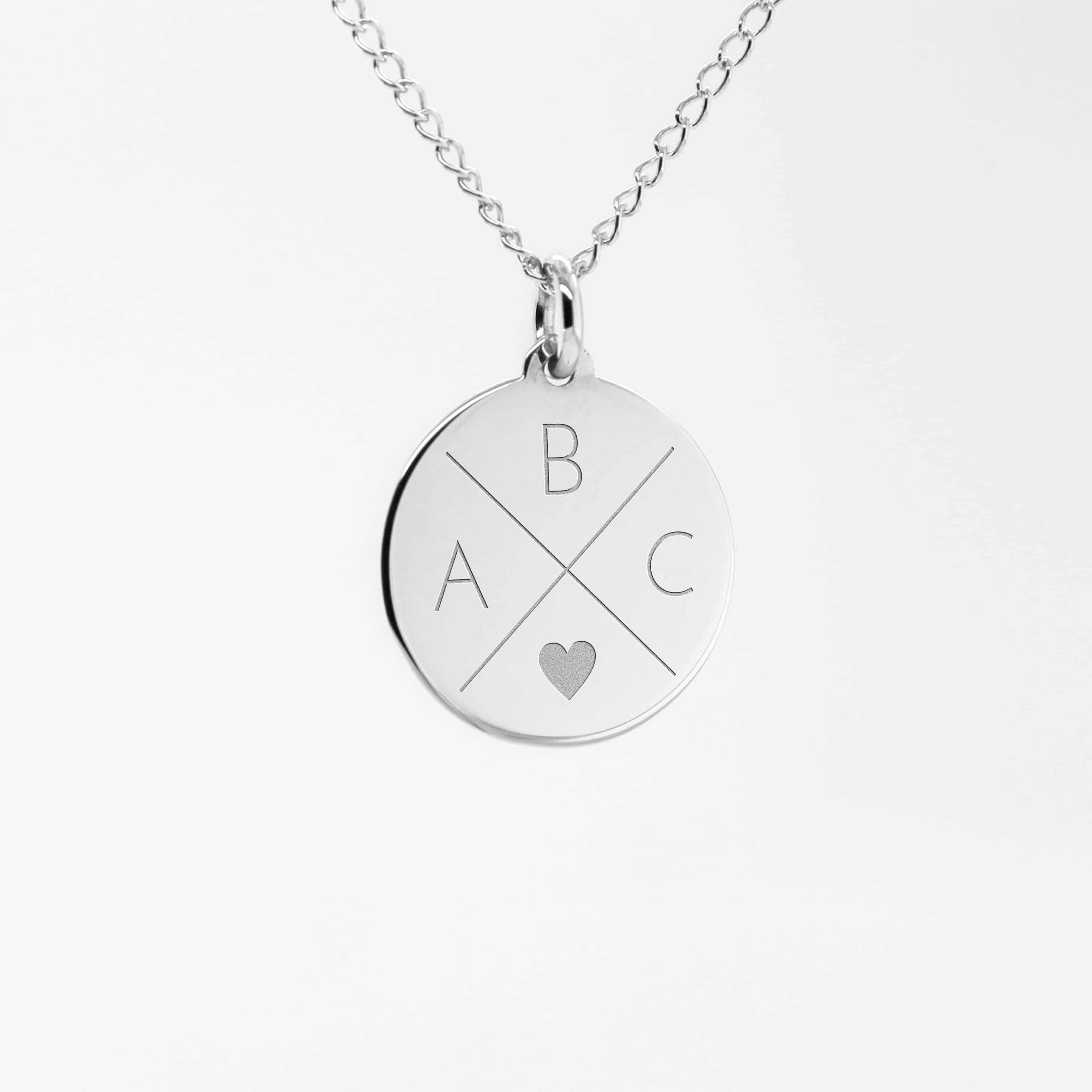 Avrora Eleganse – Anheng med Hjerte og Tre Initialer