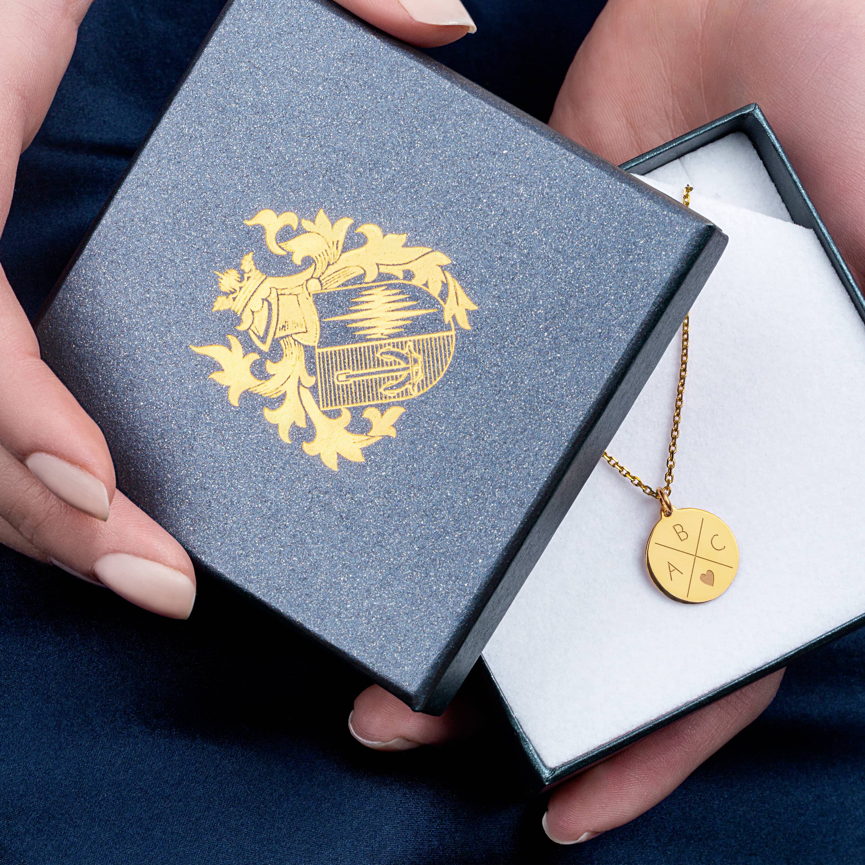 Avrora Eleganse – Anheng med Hjerte og Tre Initialer