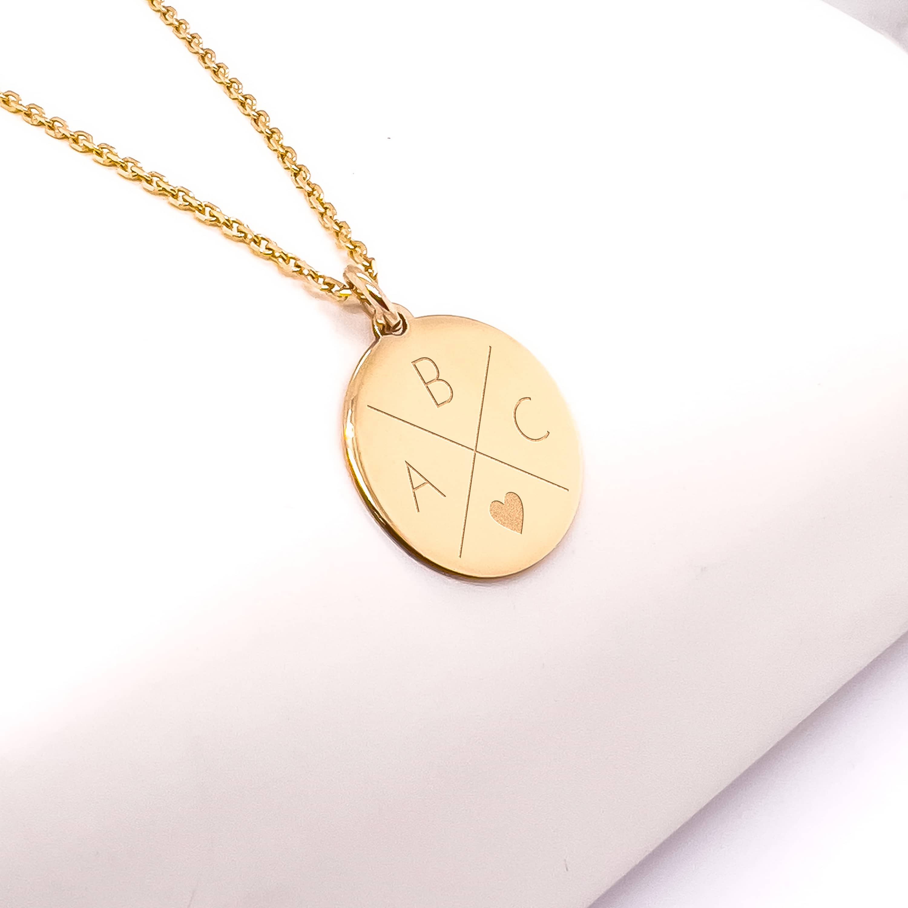 Avrora Eleganse – Anheng med Hjerte og Tre Initialer