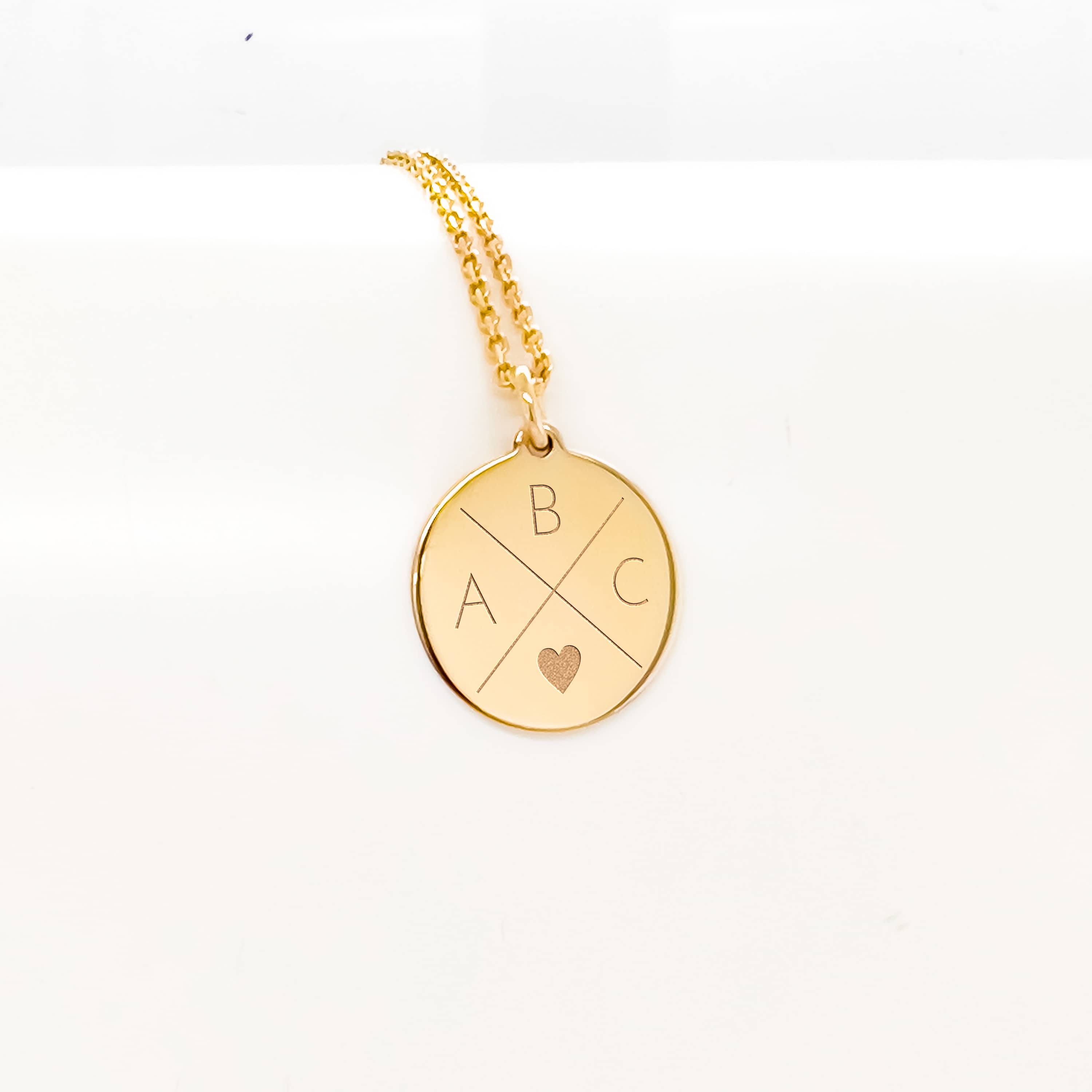 Avrora Eleganse – Anheng med Hjerte og Tre Initialer