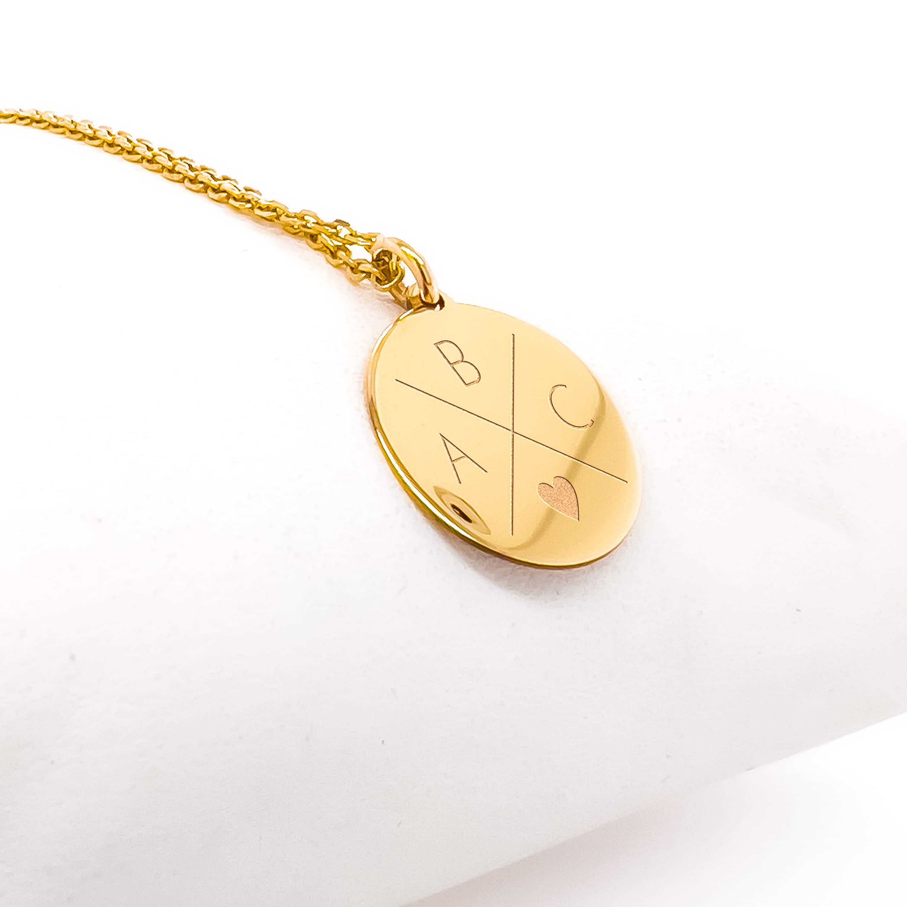 Avrora Eleganse – Anheng med Hjerte og Tre Initialer